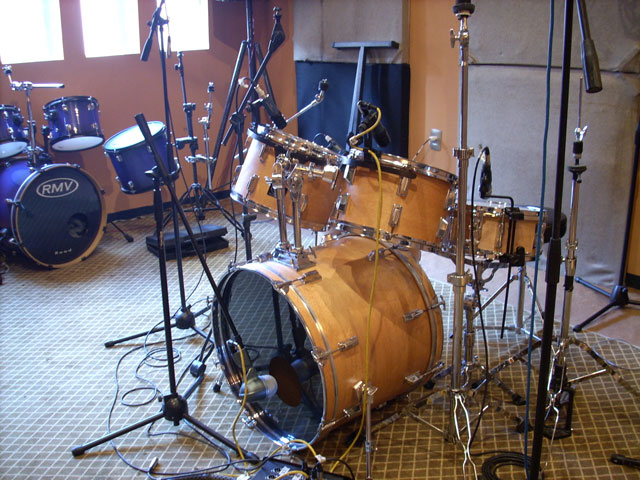 Servicios de  grabacion, mezcla, mastering, produccion artistica, ejecutiva, backline y sonido en vivo. / Uruguay
