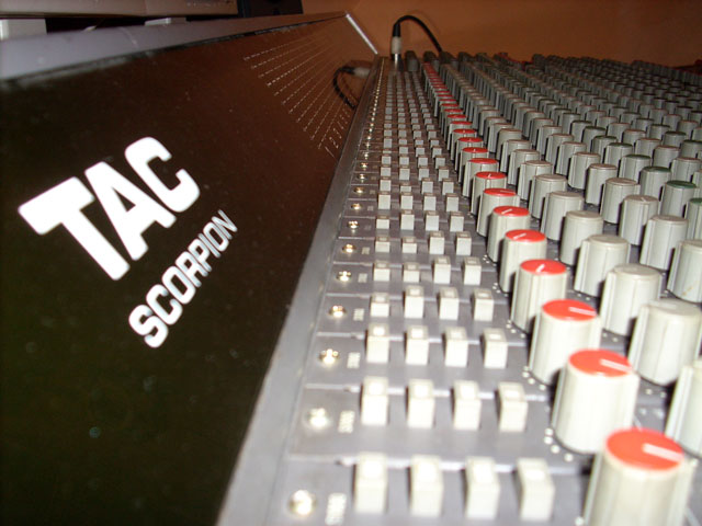 Servicios de  grabacion, mezcla, mastering, produccion artistica, ejecutiva, backline y sonido en vivo. / Uruguay